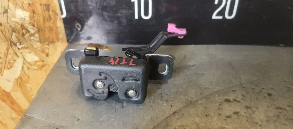 Замок стекла крышки багажника Nissan Pathfinder III (2004—2010) 2012 GN0 - BLACK METALLIC