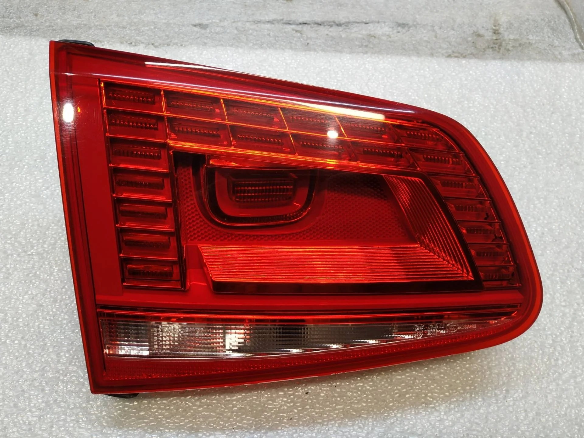 фонарь задний левый Volkswagen Touareg 2 7P6