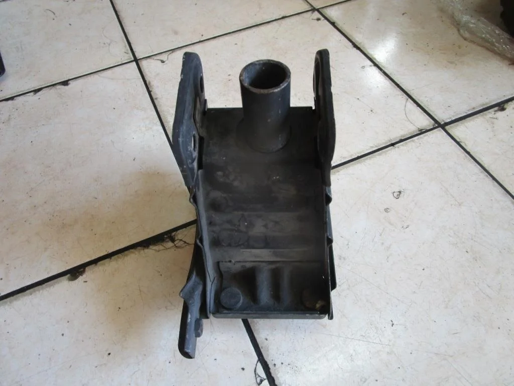 Кронштейн усилителя заднего бампера Mercedes-Benz