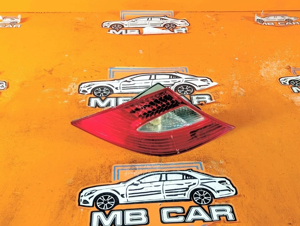 Фонарь задний левый Mercedes-Benz