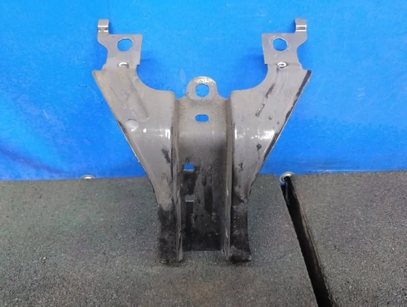 Кронштейн замка капота Nissan Qashqai 2012 62552JD00A J10 2.0 MR20DE