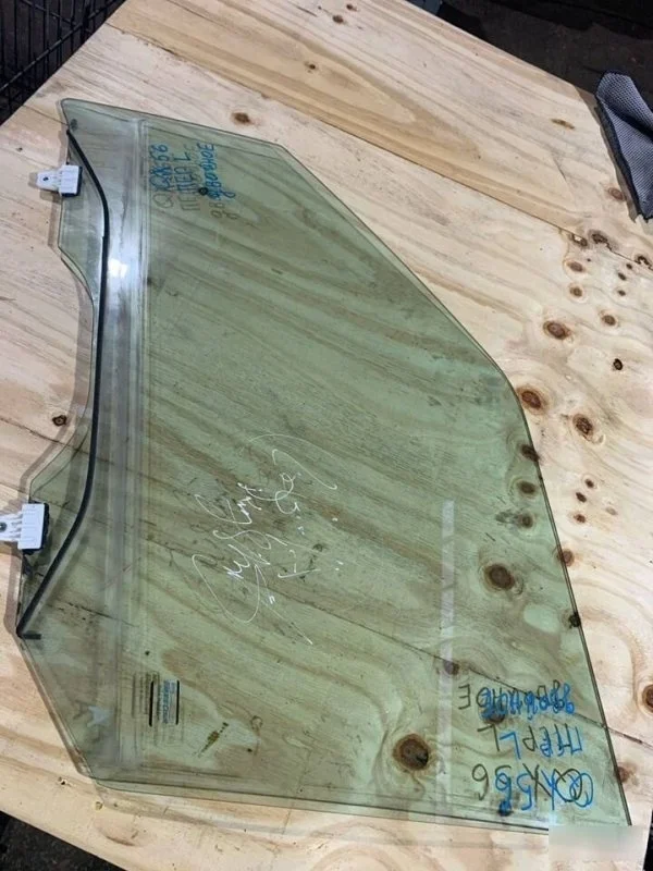 Стекло Infiniti QX56