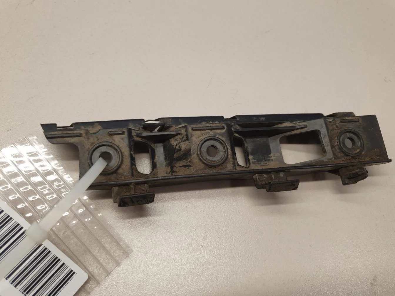 Направляющая переднего бампера левая для Volkswagen Passat B6 2005-2010