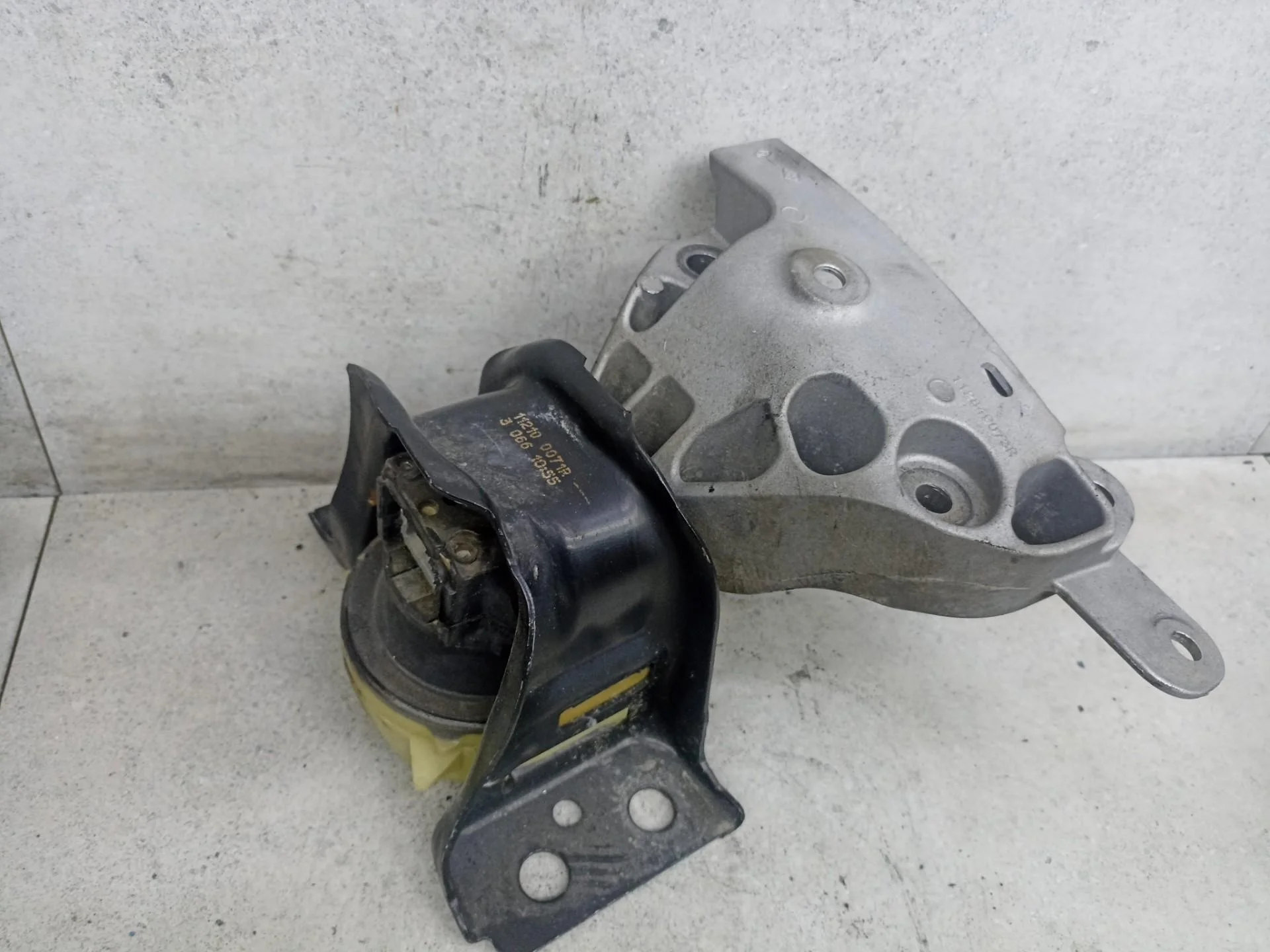 Подушка крепления двигателя передняя правая