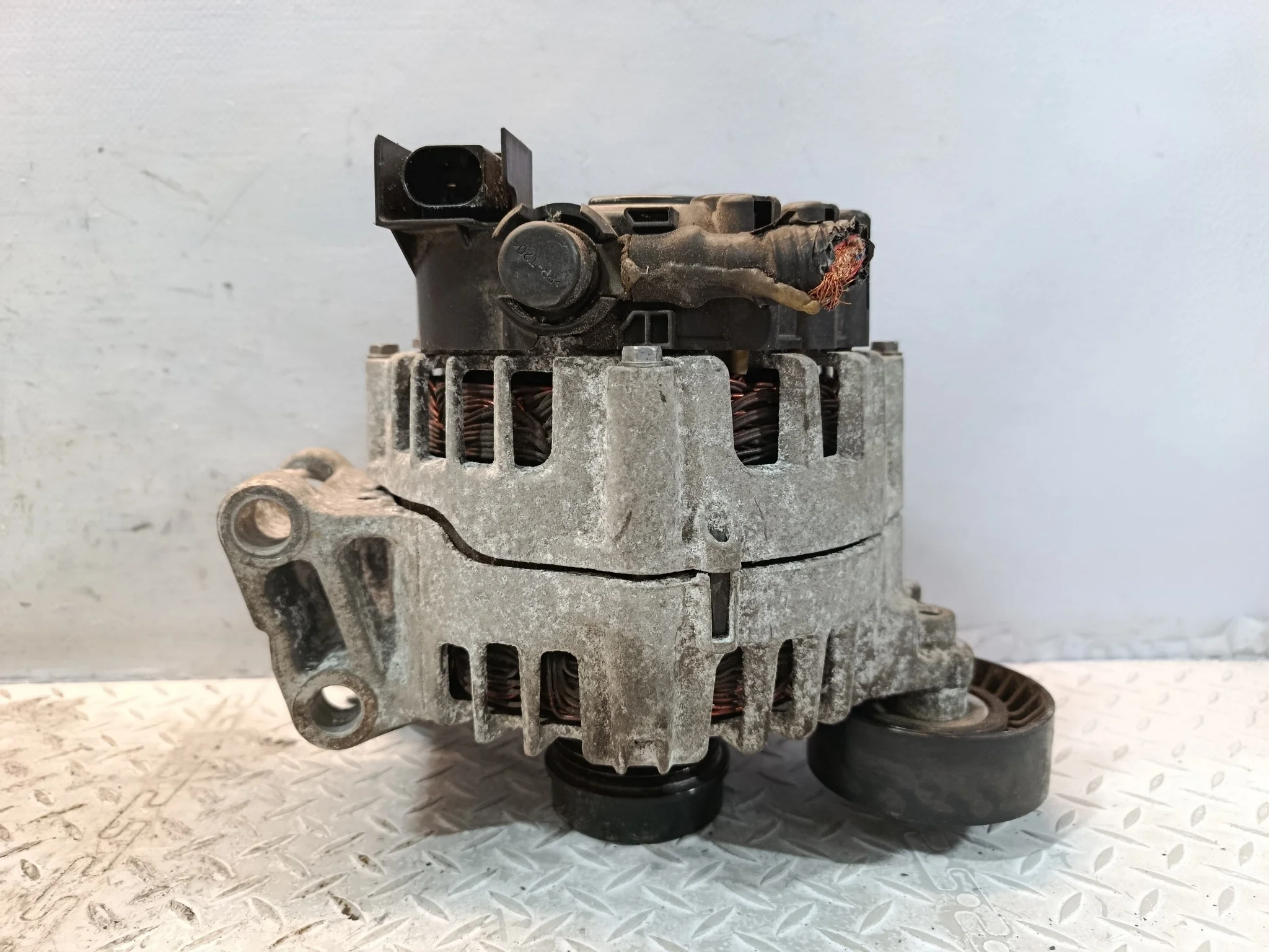 ГЕНЕРАТОР FORD VOLVO 30644798  XA7504