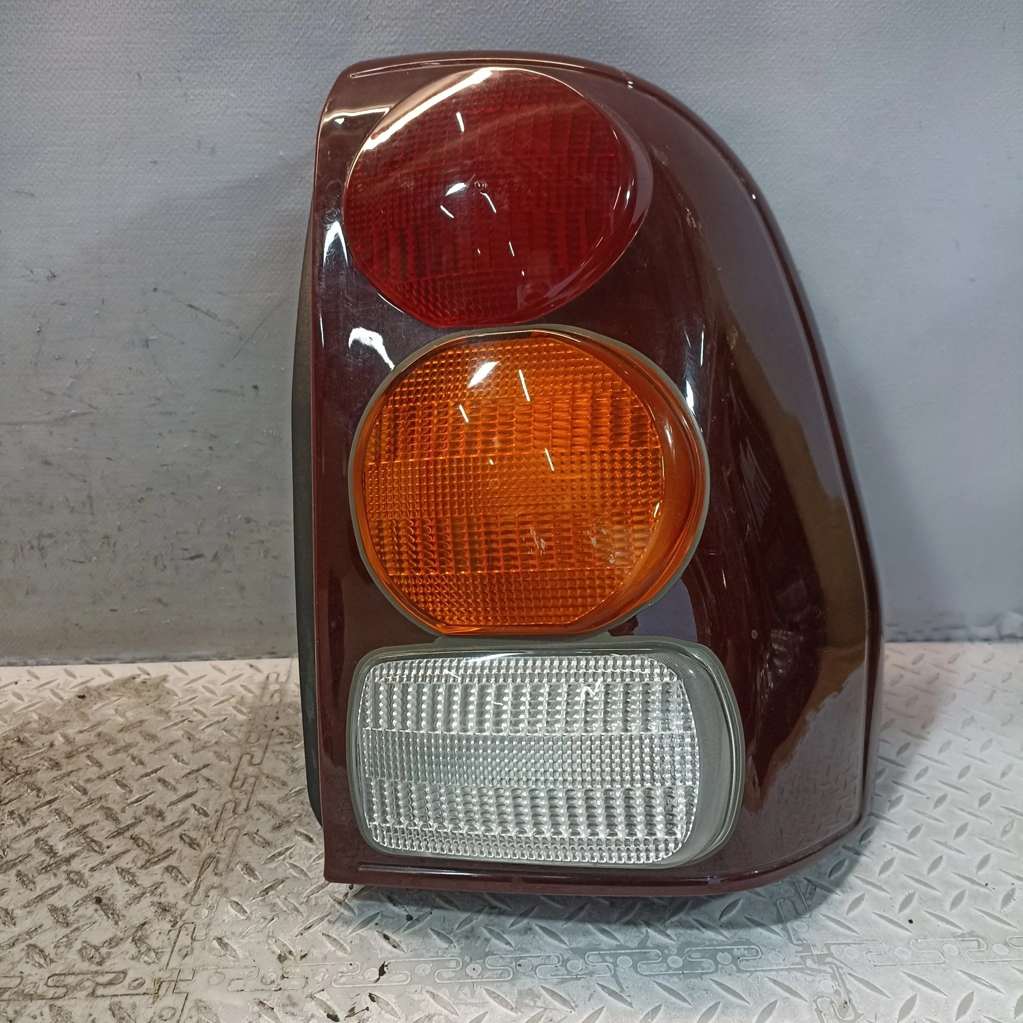 ФОНАРЬ CHEVROLET ПРАВЫЙ 15131583  XE376
