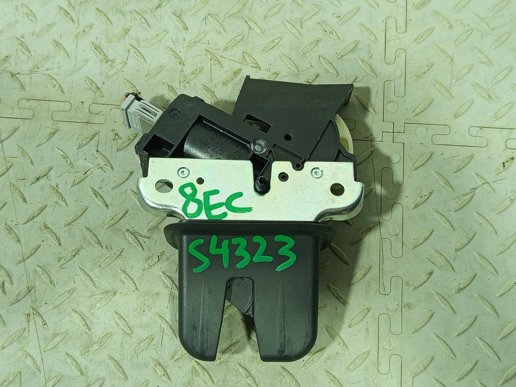 ЗАМОК БАГАЖНИКА AUDI VOLKSWAGEN SEAT 4F5827505D