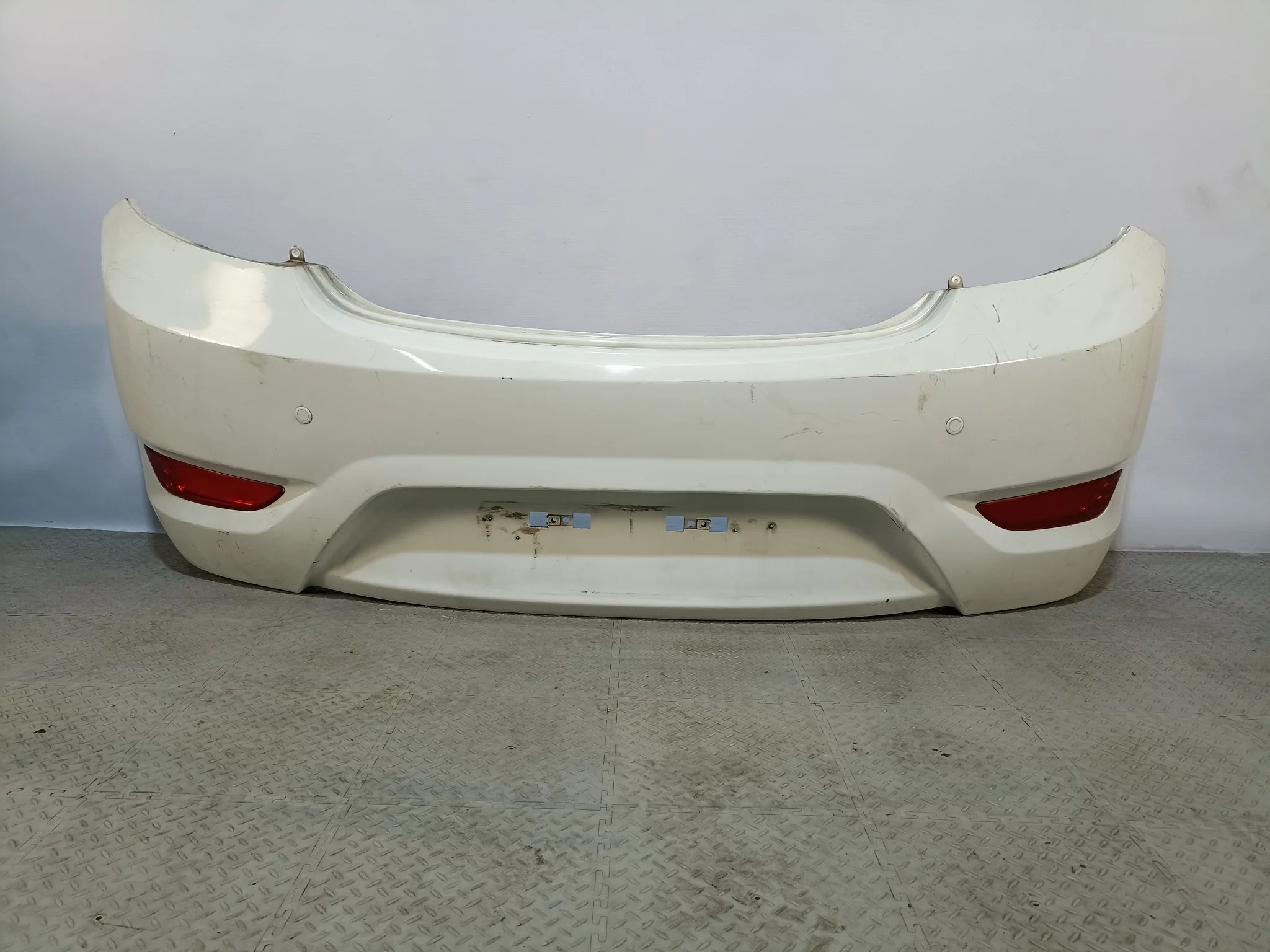 БАМПЕР HYUNDAI ACCENT SOLARIS 866114L200 ЗАДНИЙ  белый DY208