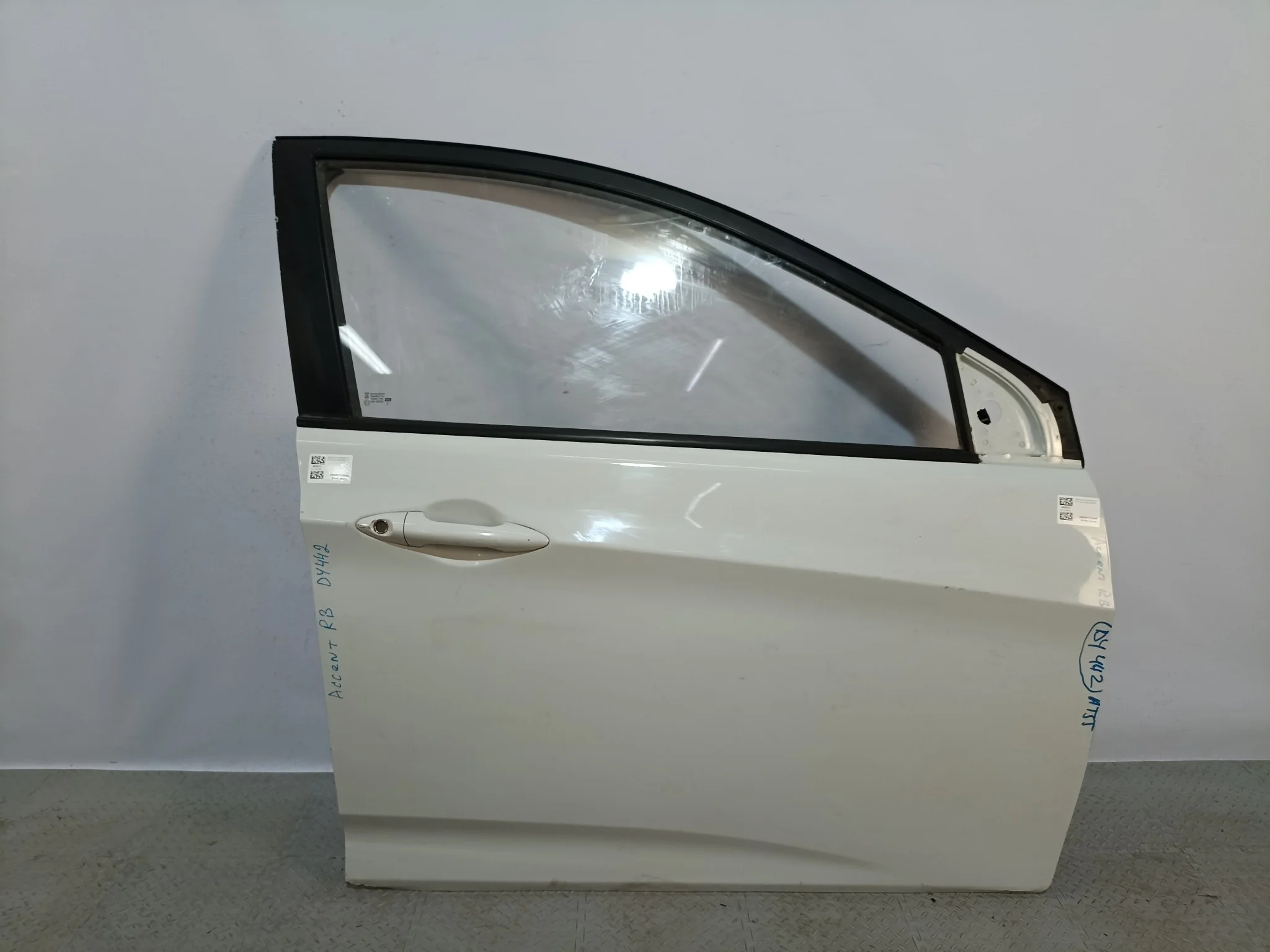 ДВЕРЬ HYUNDAI ACCENT SOLARIS 760044L000 ПЕРЕДНЯЯ ПРАВАЯ  белый DY442