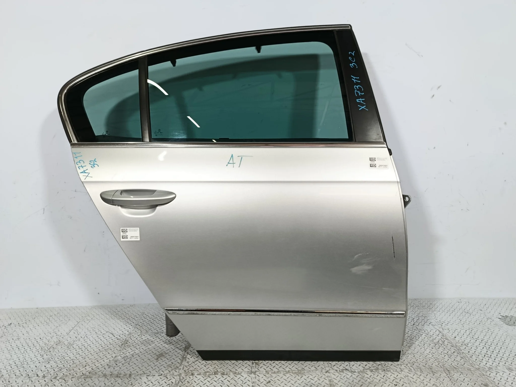 ДВЕРЬ VOLKSWAGEN PASSAT 3C5833056H ЗАДНЯЯ ПРАВАЯ  серебро, LA7W XA7311