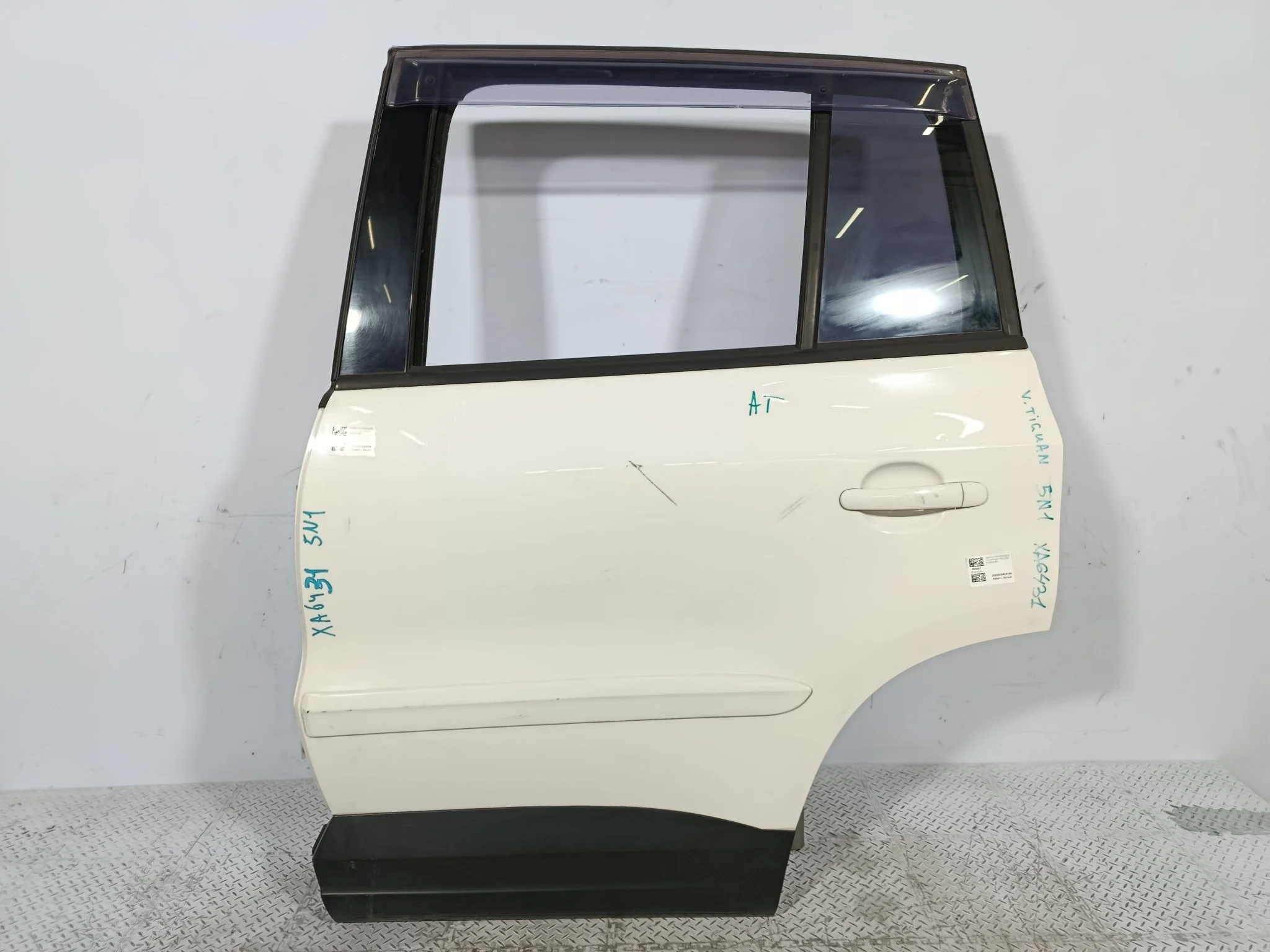 ДВЕРЬ VOLKSWAGEN TIGUAN 5N0833055A ЗАДНЯЯ ЛЕВАЯ  белый, LB9A XA6431