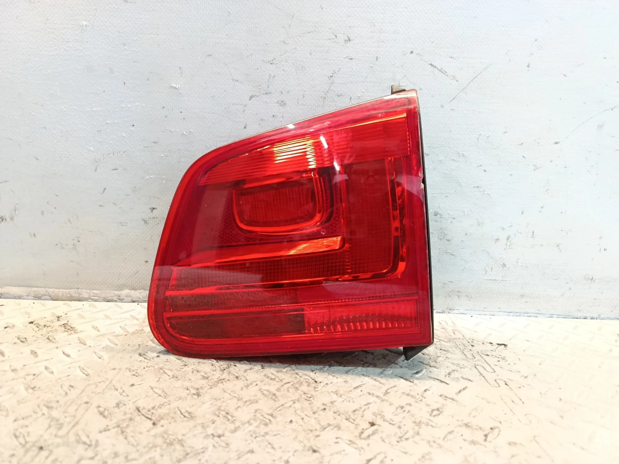 ФАЛЬШПАНЕЛЬ VOLKSWAGEN ПРАВАЯ 5N0945094H DY152Z