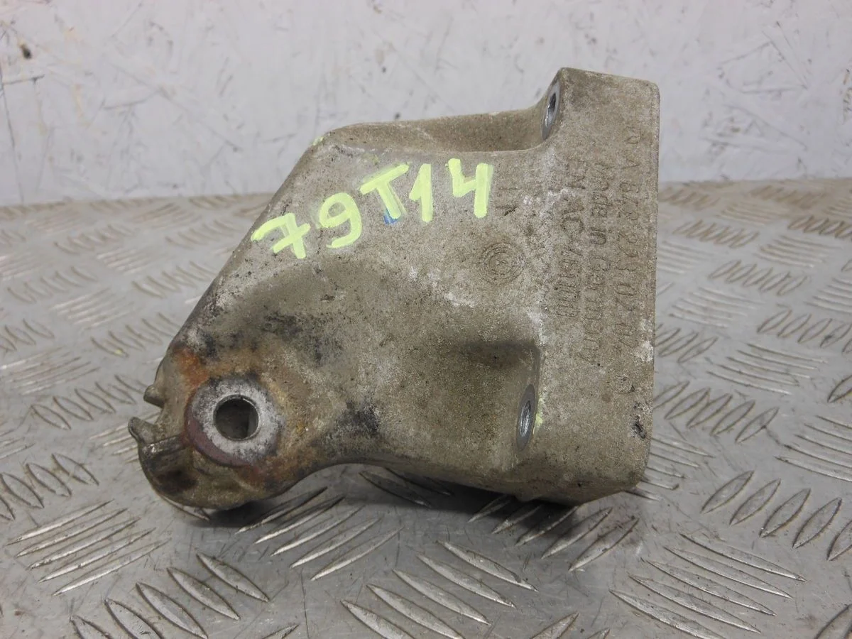 Кронштейн двигателя левый Mercedes-Benz M-класс W164 (2005—2008)