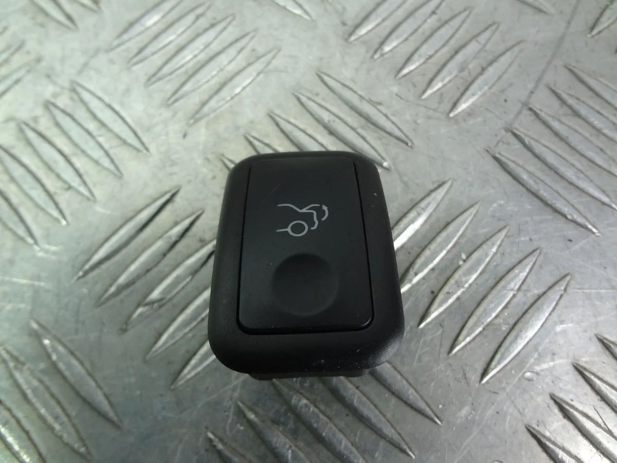 Кнопка открывания багажника Mercedes-Benz C-класс AMG W204/S204/С204 (2007—2011)