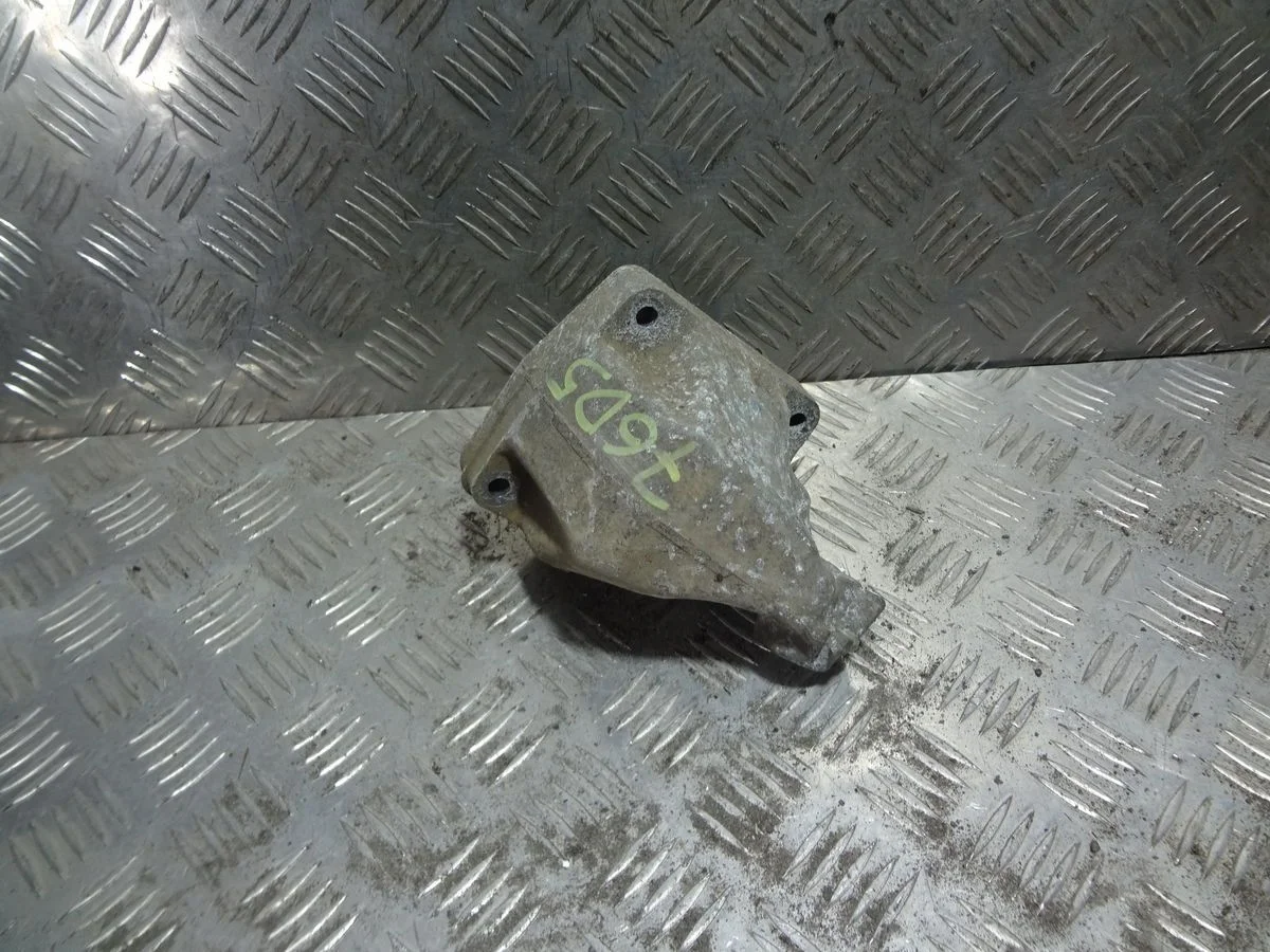 Кронштейн двигателя левый Mercedes-Benz M-класс W164 (2005—2008)