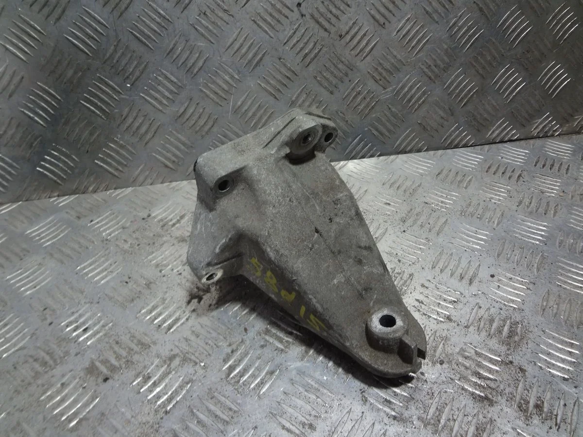 Кронштейн двигателя левый Mercedes-Benz C-класс W203/S203/CL203 (2000—2004)