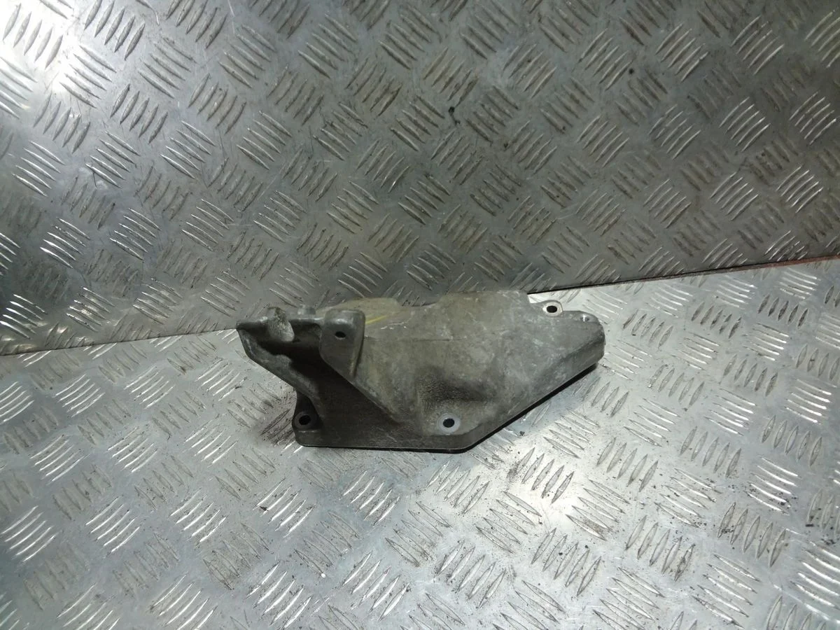 Кронштейн двигателя левый Mercedes-Benz S-класс W221 рестайлинг (2009—2013)