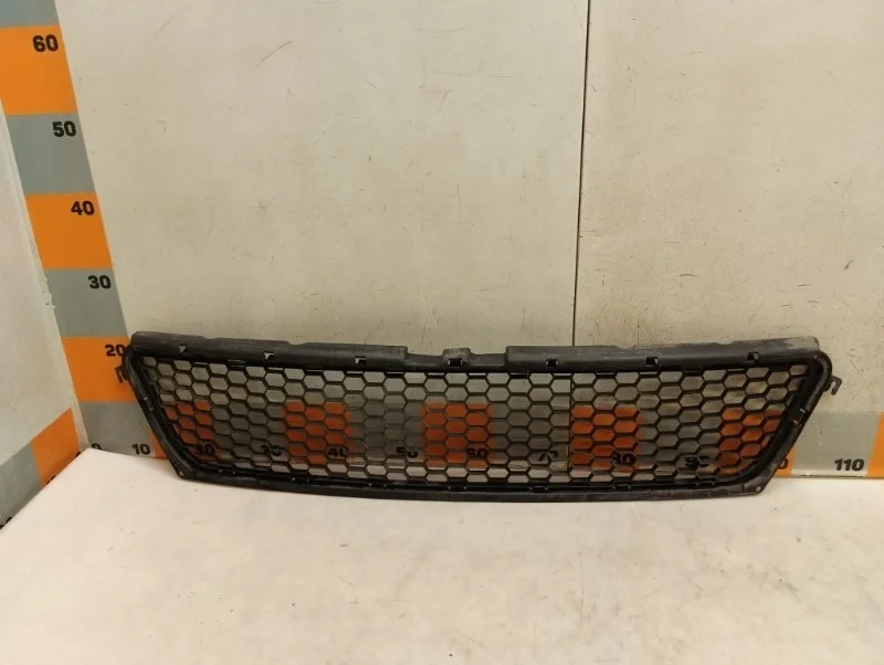 Решетка переднего бампера Renault Sandero 2011