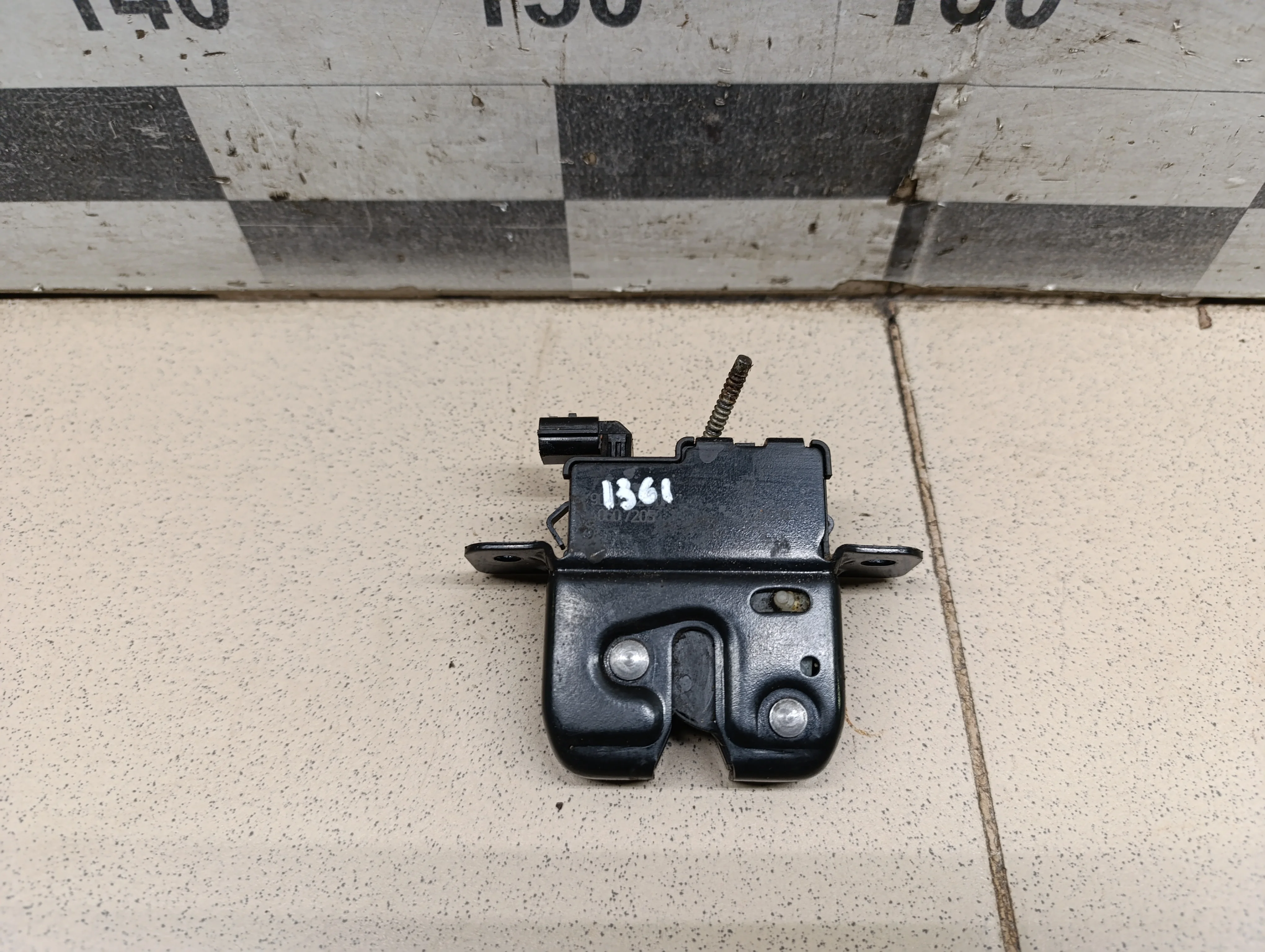 Замок багажника Duster 2012>