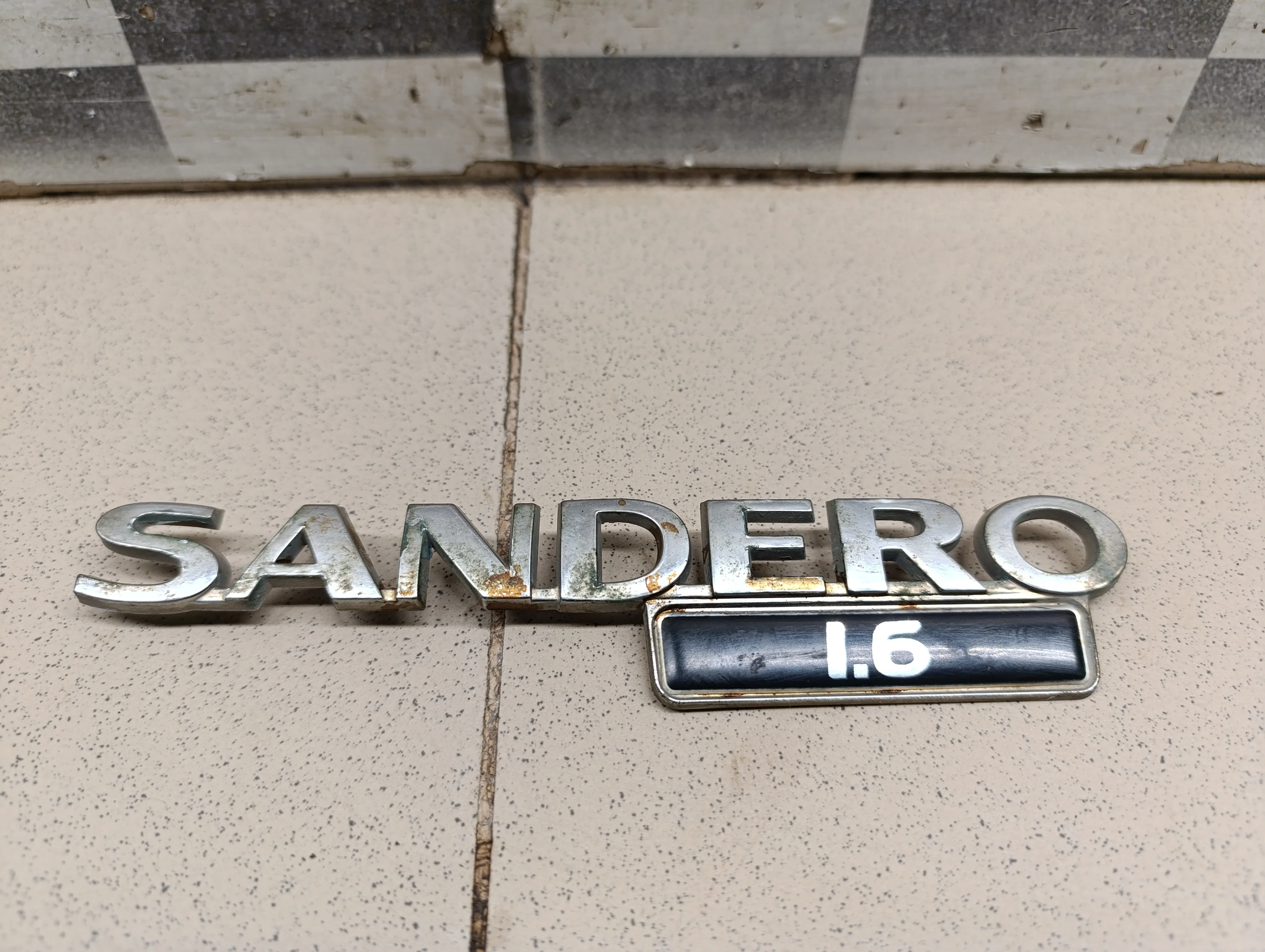Эмблема на крышку багажника Sandero 2009-2014