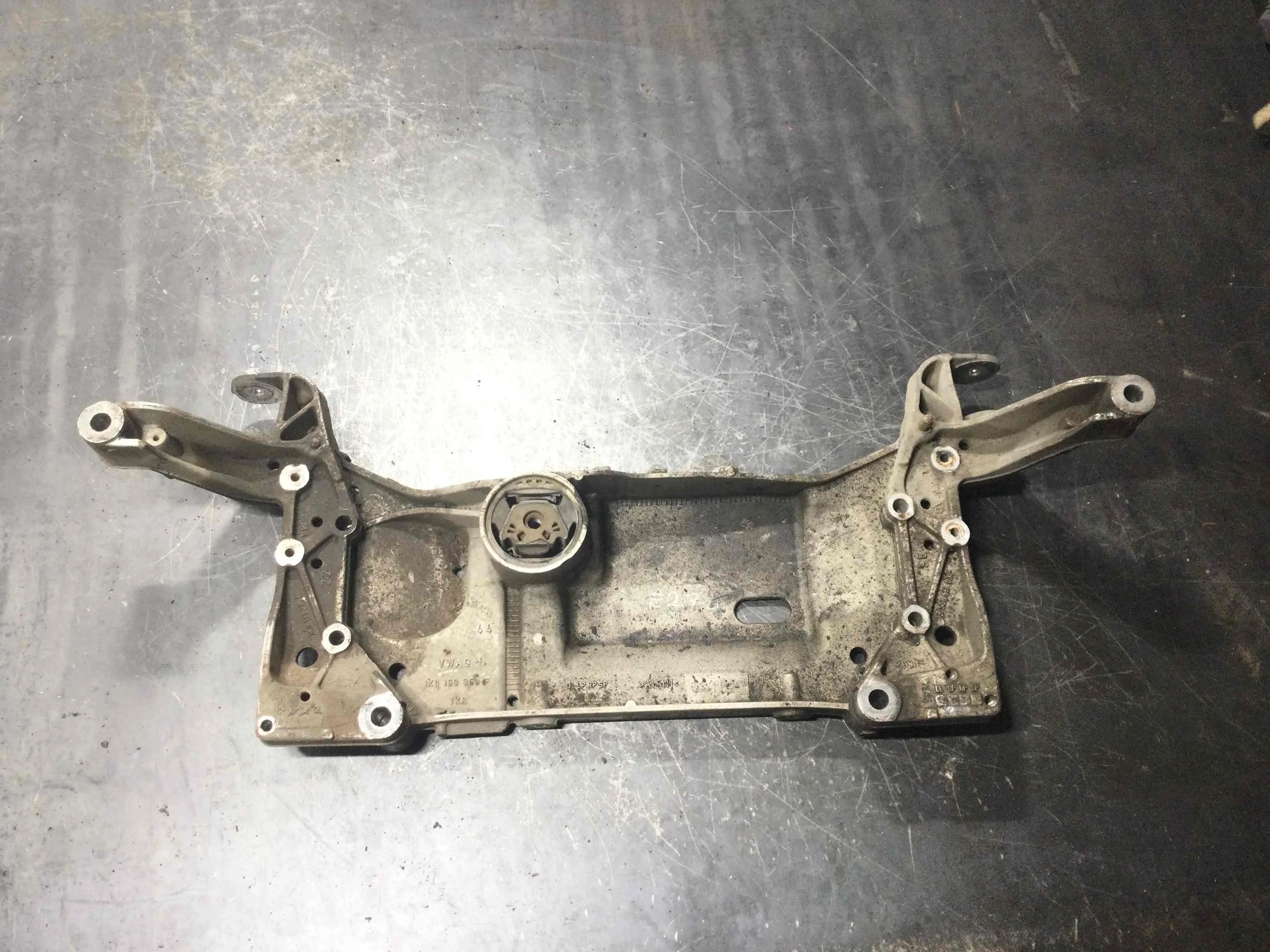 Балка подвески передняя (подрамник) Audi A3 8P/8PA [2-й рестайлинг] (2008-2013) дизель 2.0 TDI Автомат 5-дв, х/б