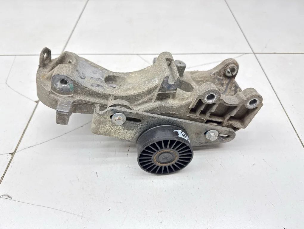 Кронштейн генератора Renault Logan 1 L90