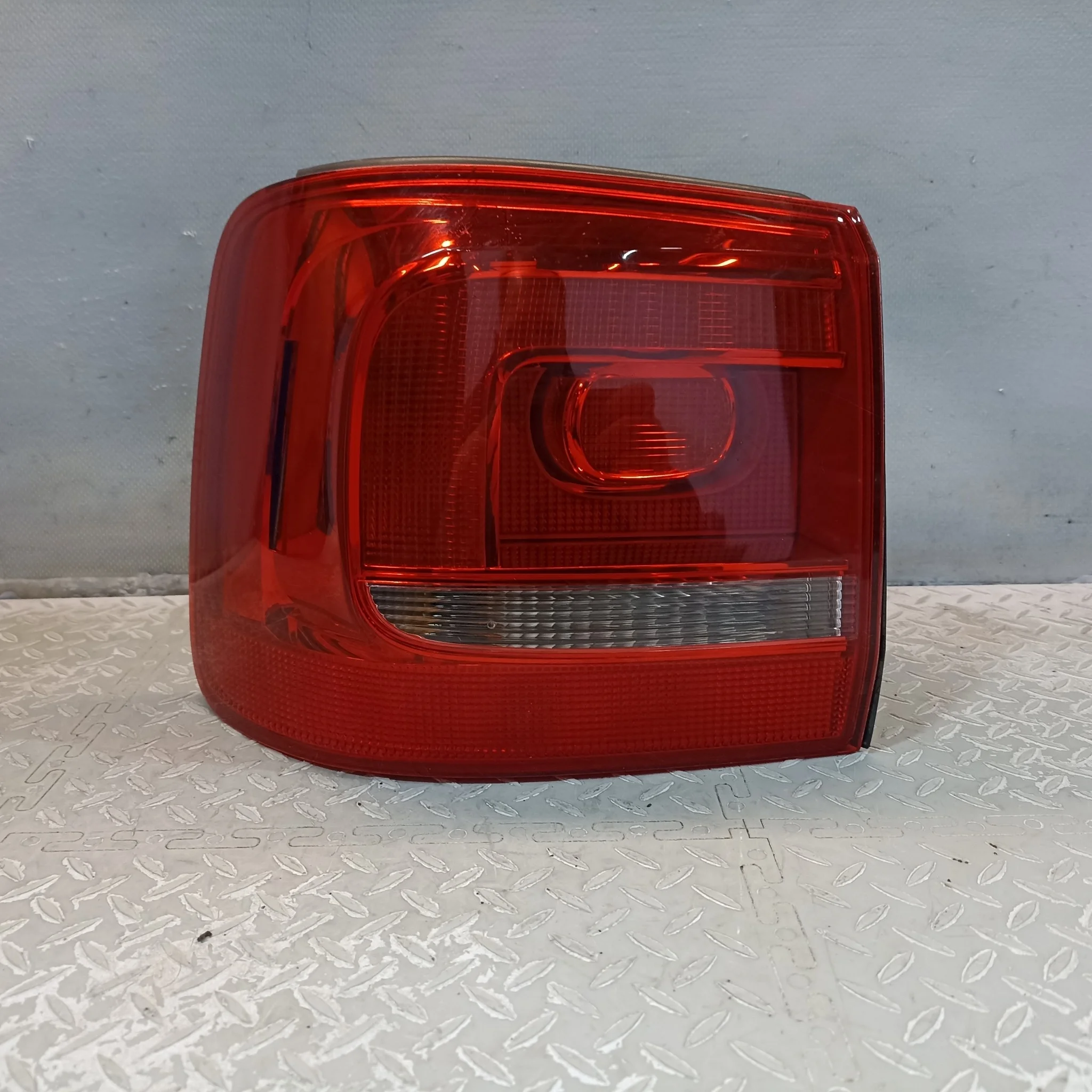 ФОНАРЬ VOLKSWAGEN ЛЕВЫЙ 1T0945095R  XE369