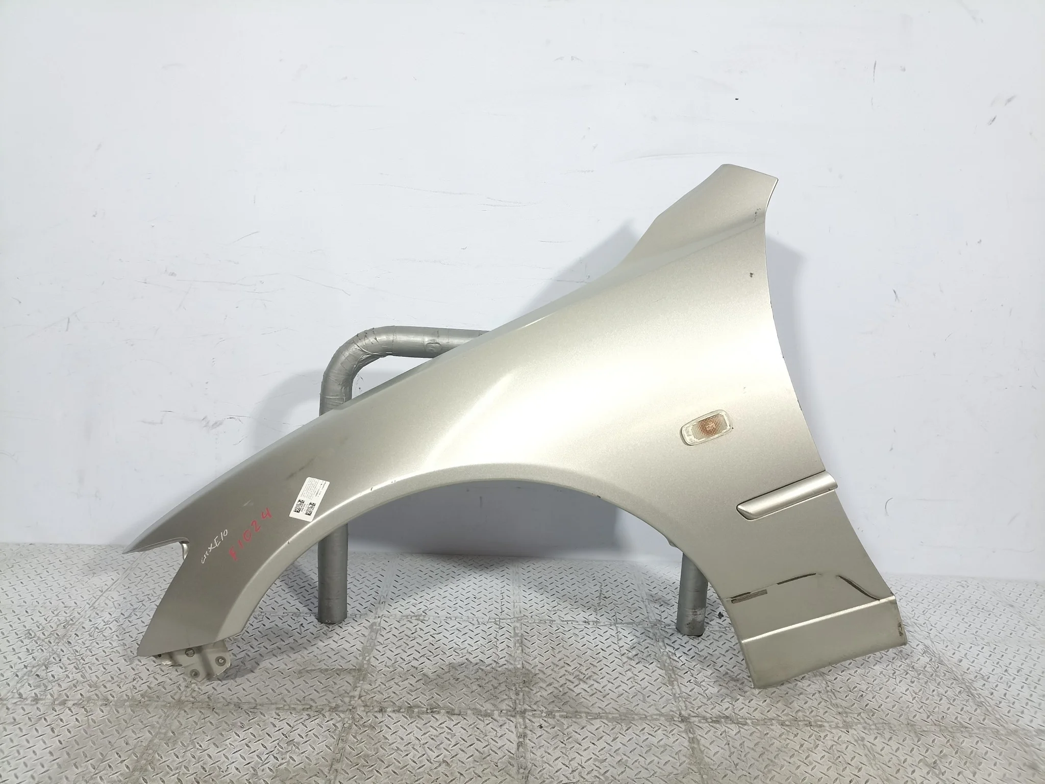 КРЫЛО TOYOTA LEXUS ALTEZZA ALTEZZA GITA IS200 IS300 5380253010 ПЕРЕДНЕЕ ЛЕВОЕ  серебро F1024