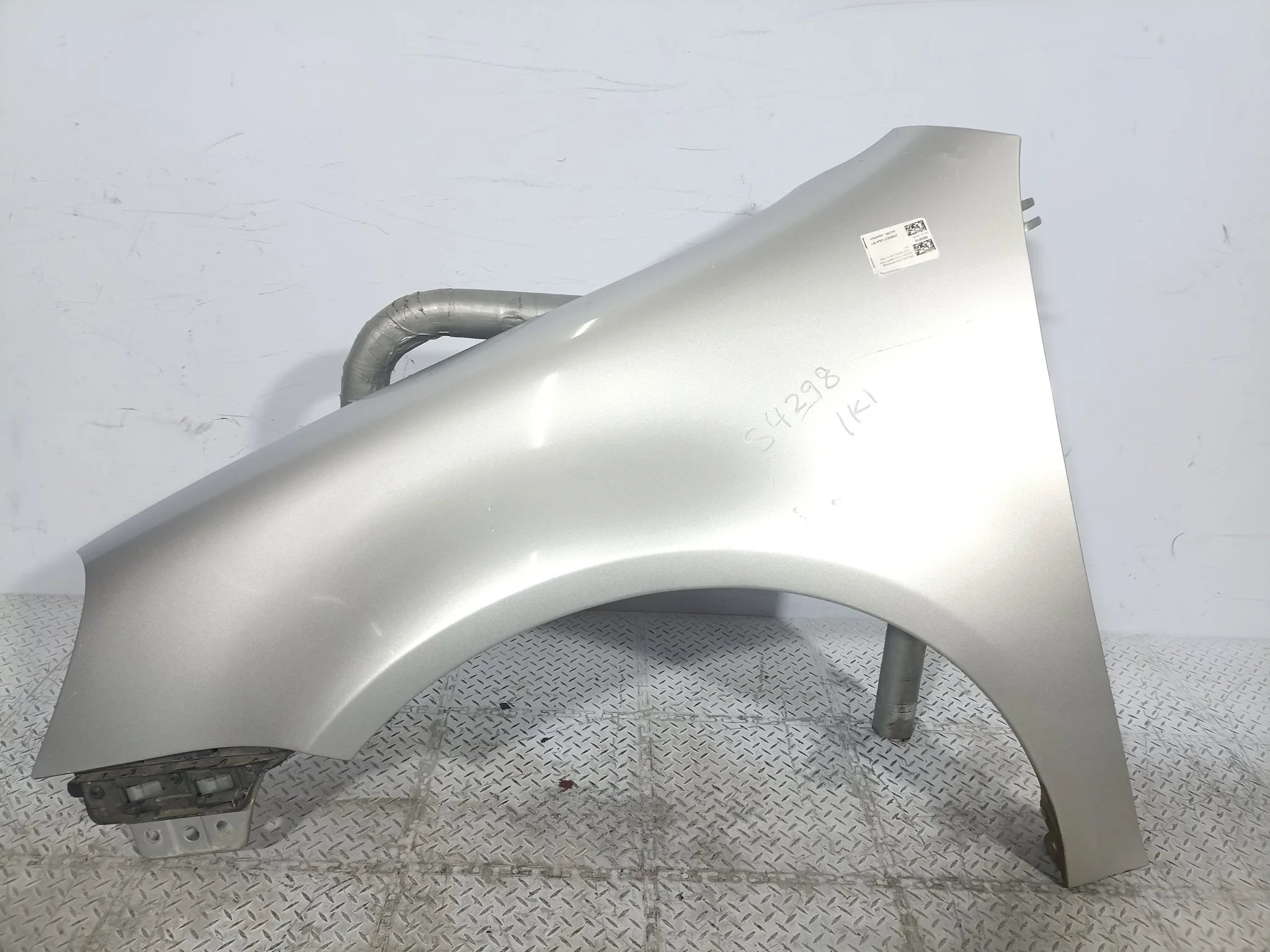 КРЫЛО VOLKSWAGEN GOLF 1K6821021A ПЕРЕДНЕЕ ЛЕВОЕ  серебро, LA7W S4298