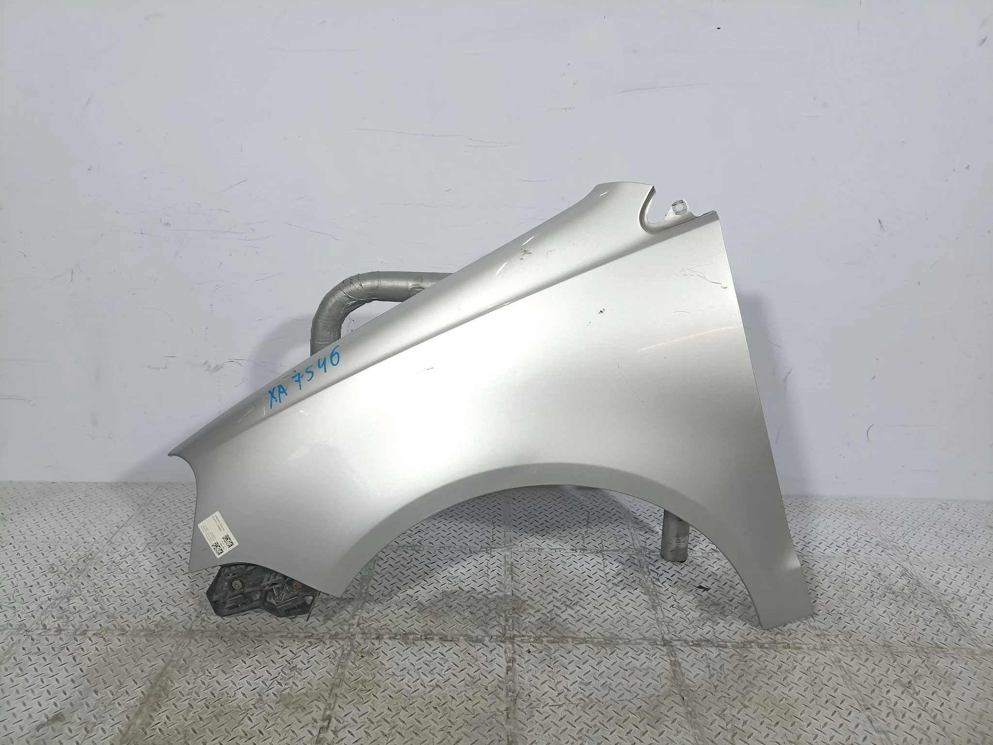 КРЫЛО VOLKSWAGEN POLO 6Q0821105E ПЕРЕДНЕЕ ЛЕВОЕ  серебро, LA7W XA7546
