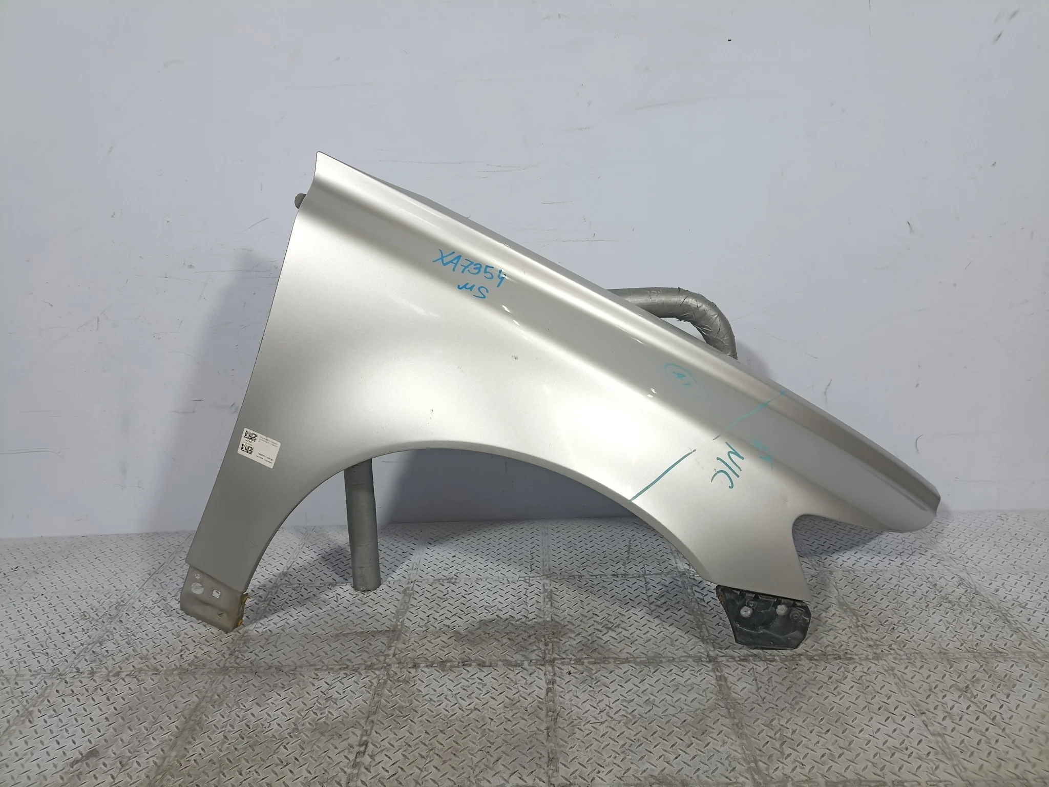 КРЫЛО VOLVO S40 V50 31278845 ПЕРЕДНЕЕ ПРАВОЕ  серебро XA7354
