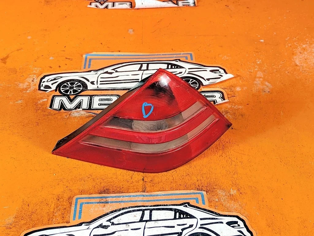 Фонарь задний правый Mercedes-Benz