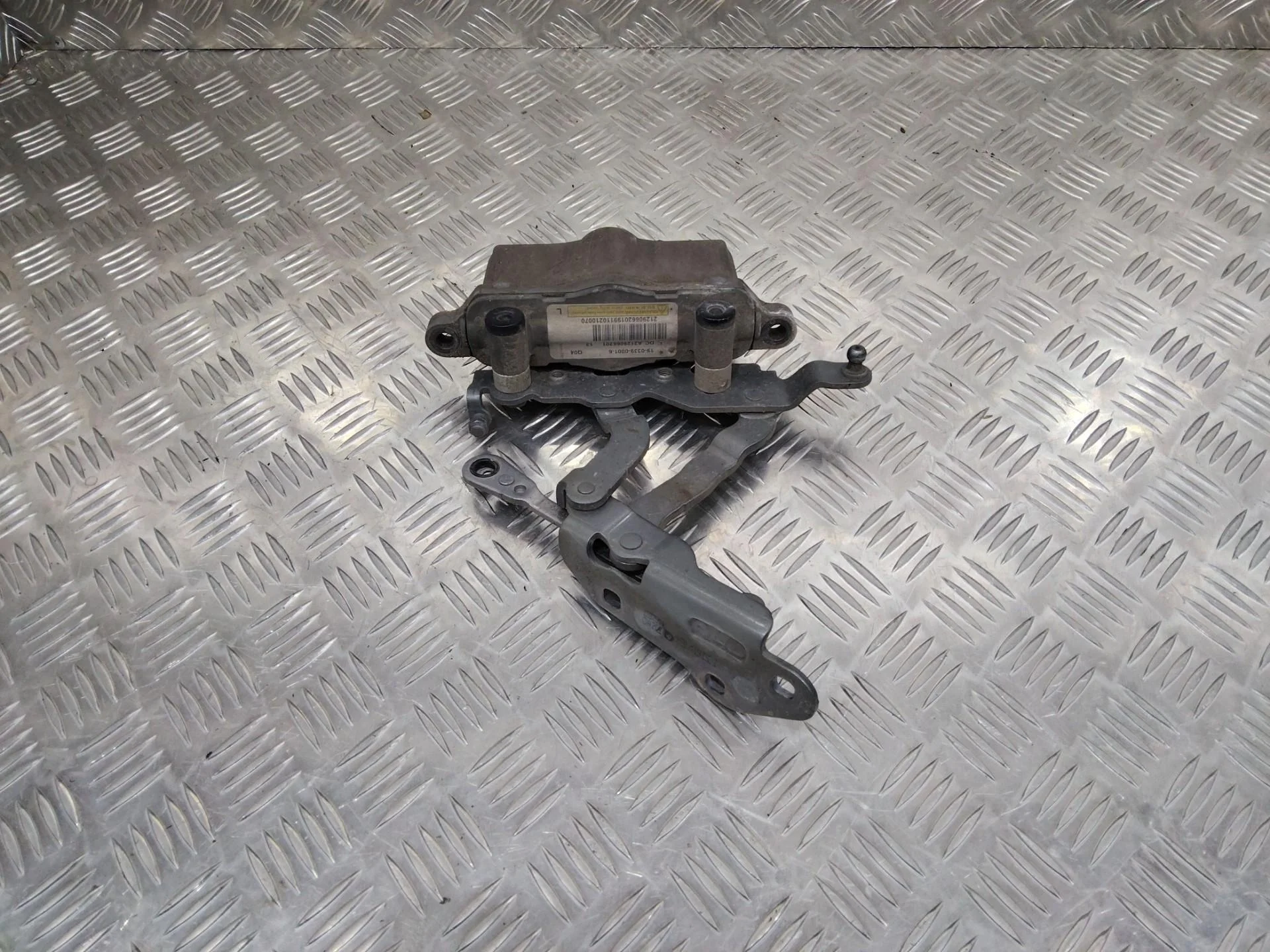 петля капота левая Mercedes-Benz E W212/S212/C207/A207  2011