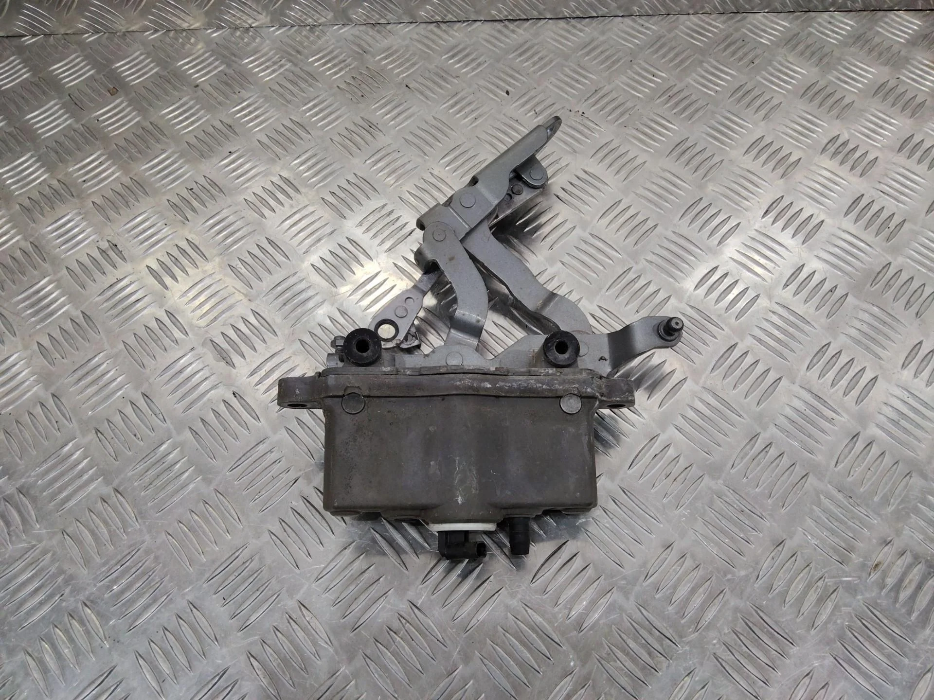 петля капота правая Mercedes-Benz E W212/S212/C207/A207  2011