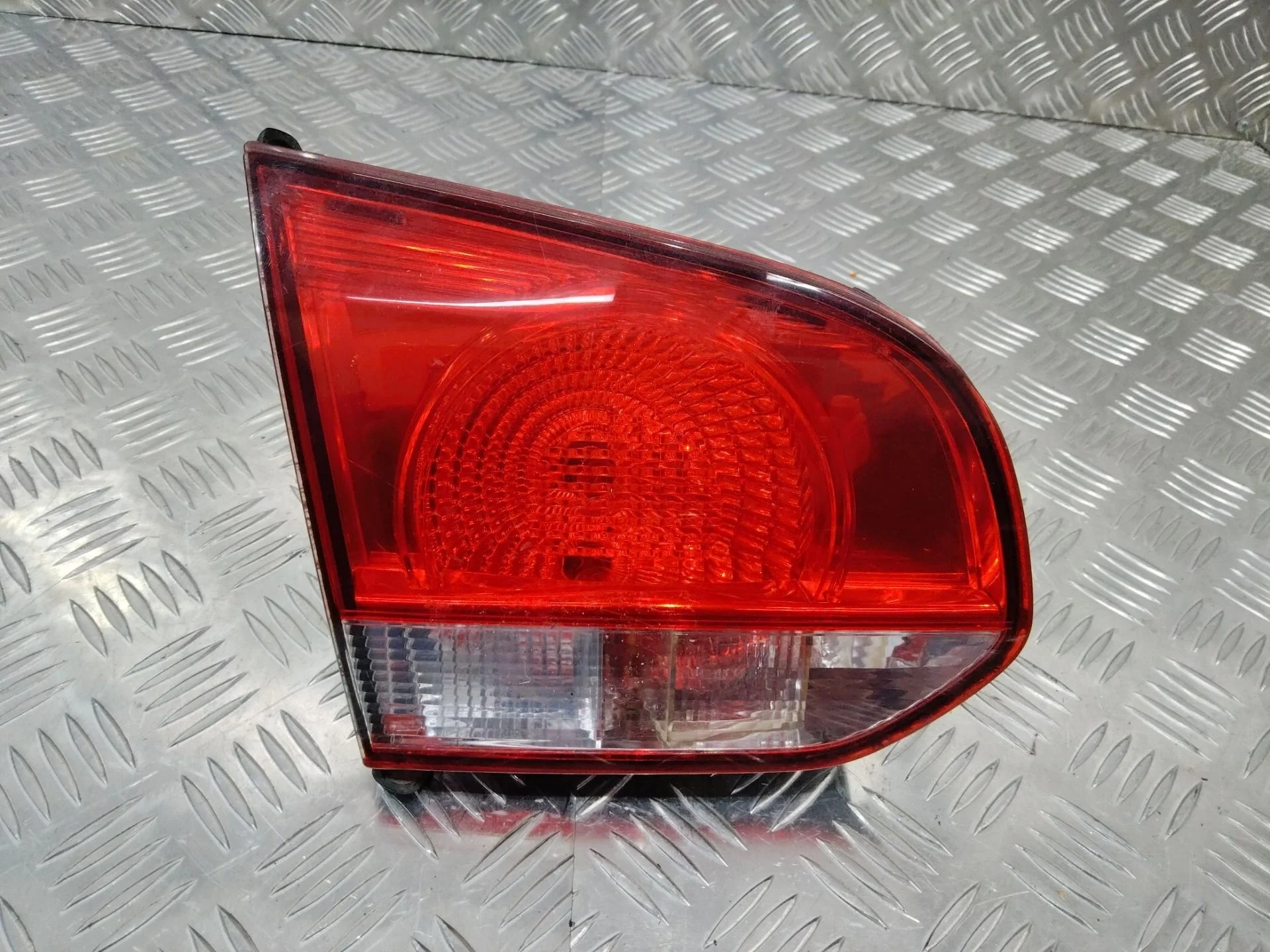 фонарь крышки багажника левый Volkswagen Golf 6  2010