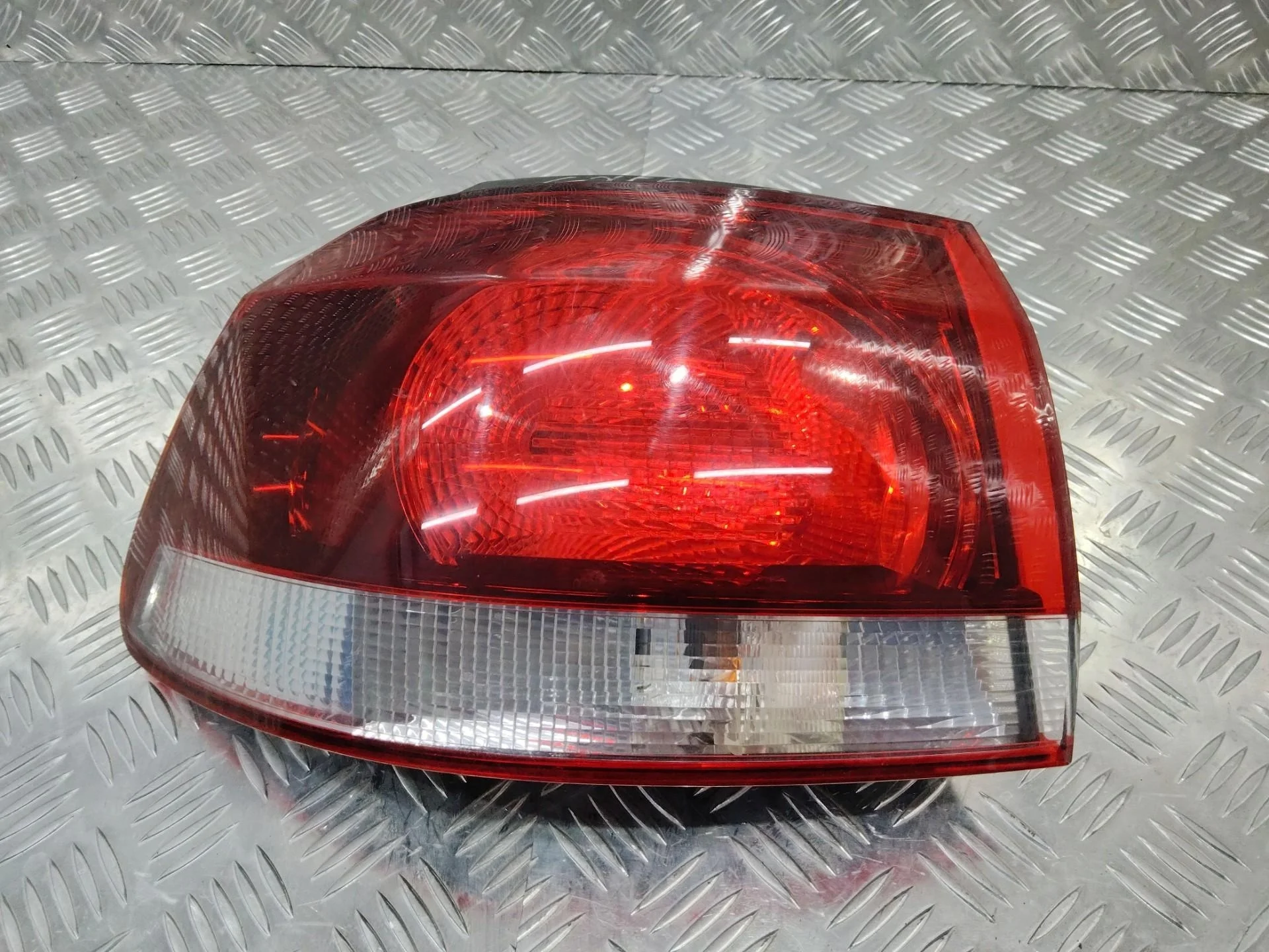 фонарь задний левый Volkswagen Golf 6  2011