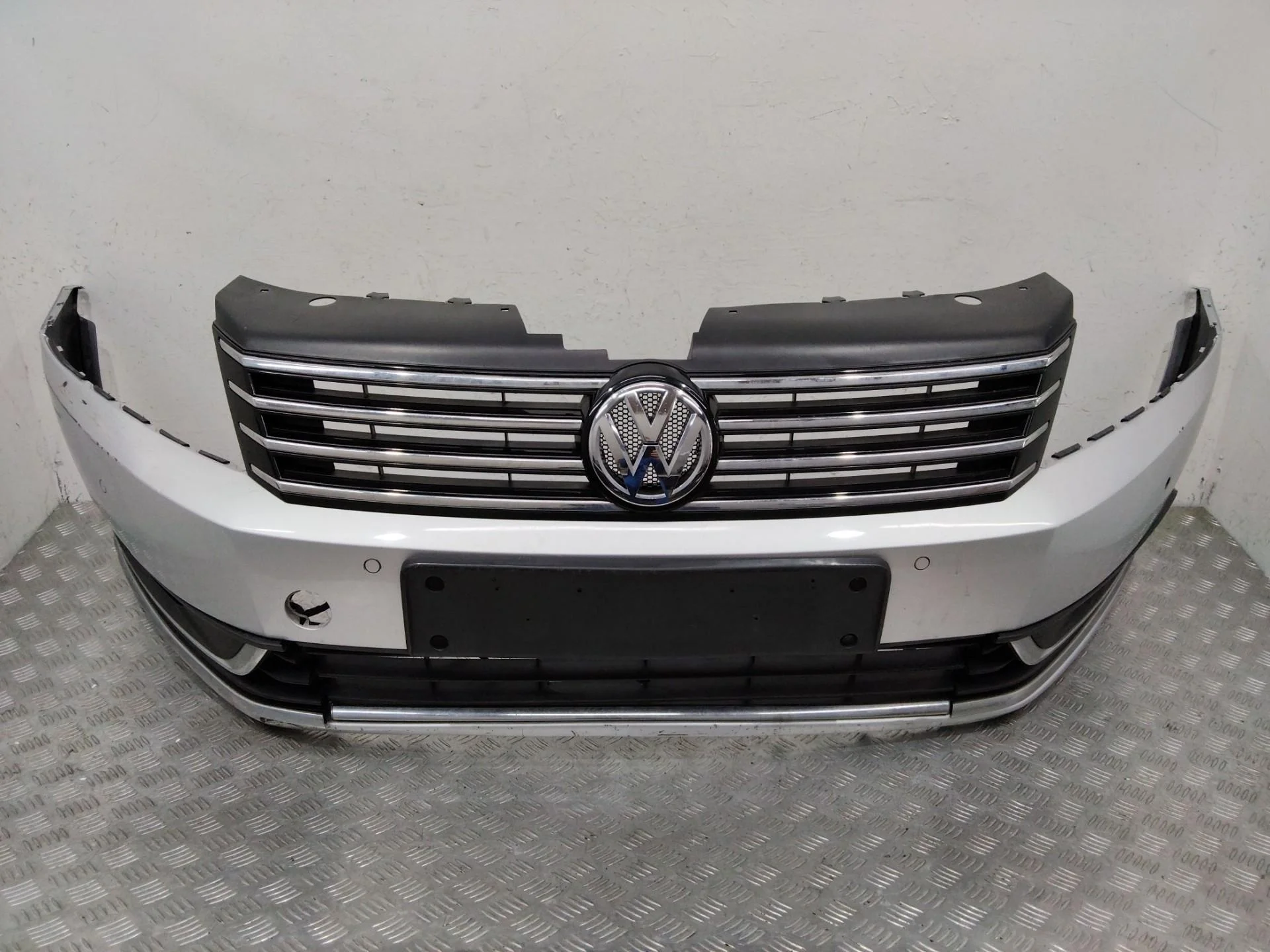бампер передний Volkswagen Passat B7  2010
