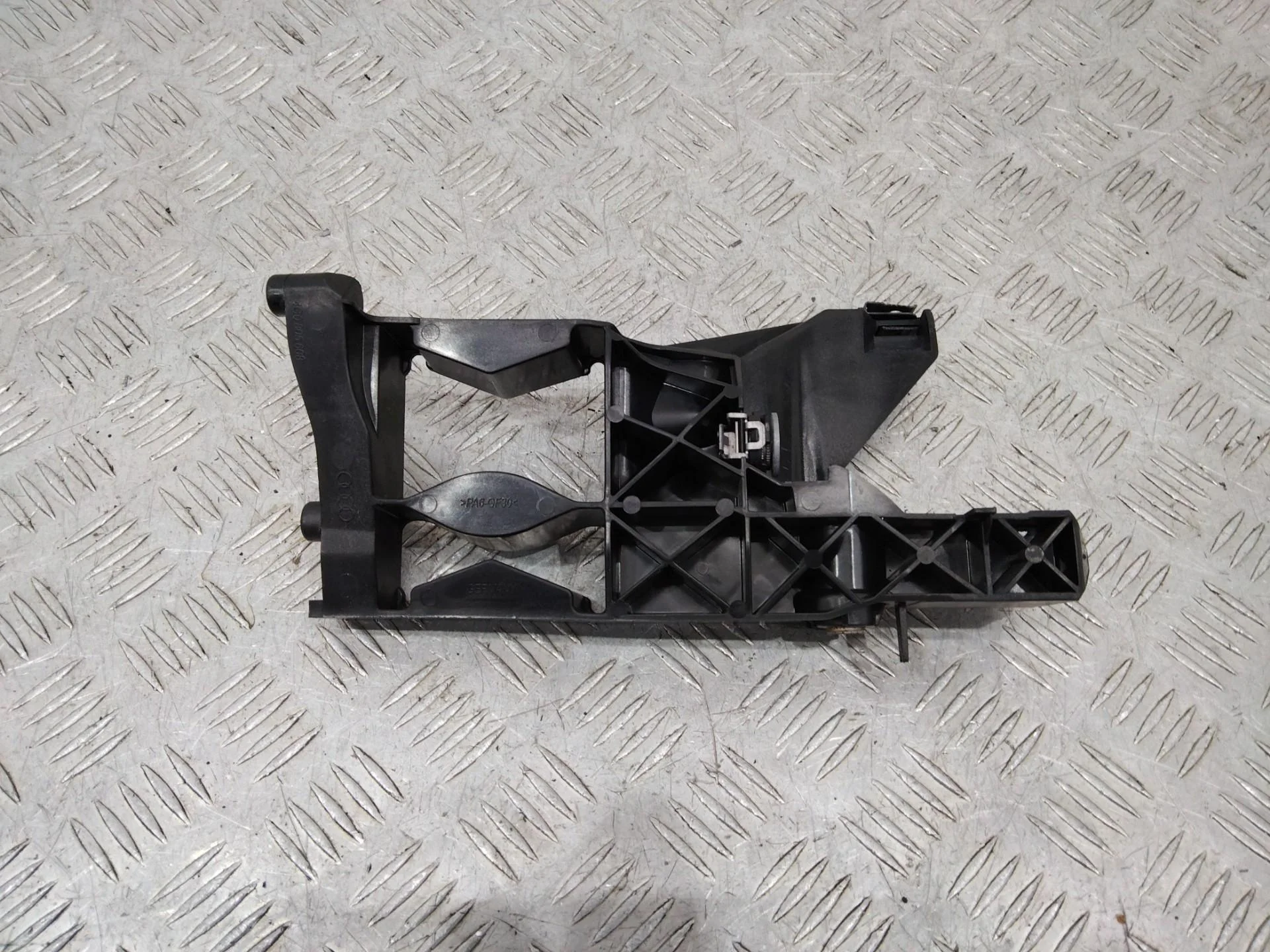 крепление фары (кронштейн фары) правой Audi A6 4G/C7  2012