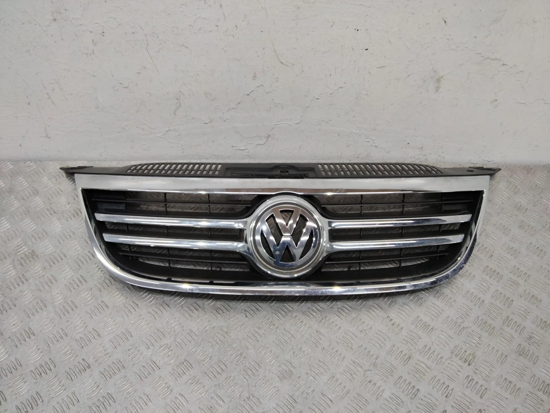 решетка радиатора Volkswagen Tiguan  2011
