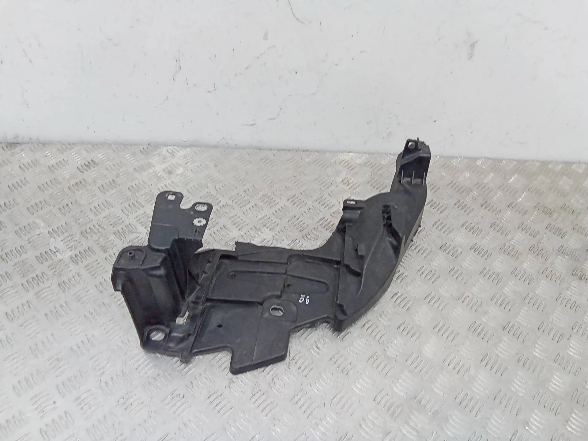 крепление фары (кронштейн фары) левой Renault Megane 3  2011