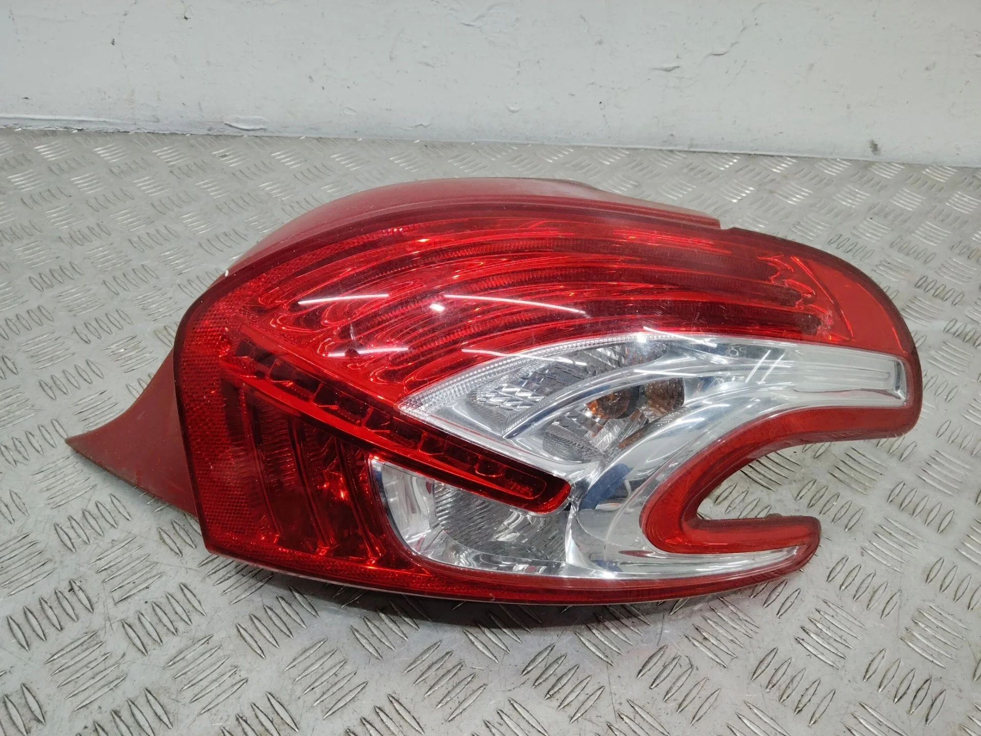 фонарь задний правый Peugeot 208  2014