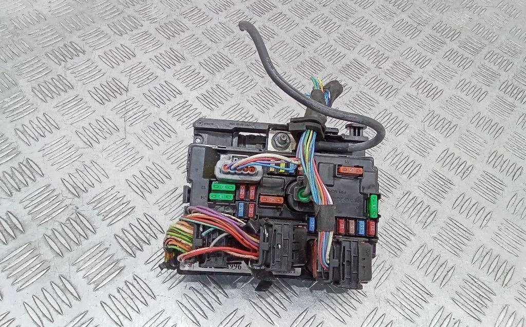 блок предохранителей Citroen C3 Picasso  2009