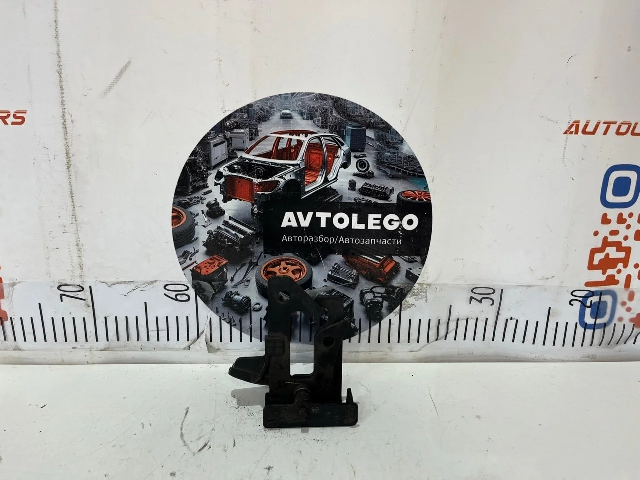 Крючок капота Mercedes benz C350 2011 W204