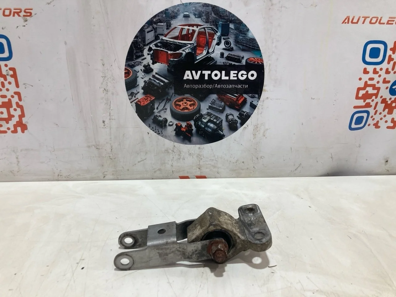 Кронштейн КПП Volvo XC90 2009 30748810 B8444S