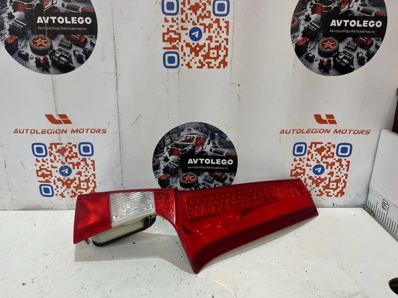Фонарь в крышку багажника правый Volvo XC70 2013
