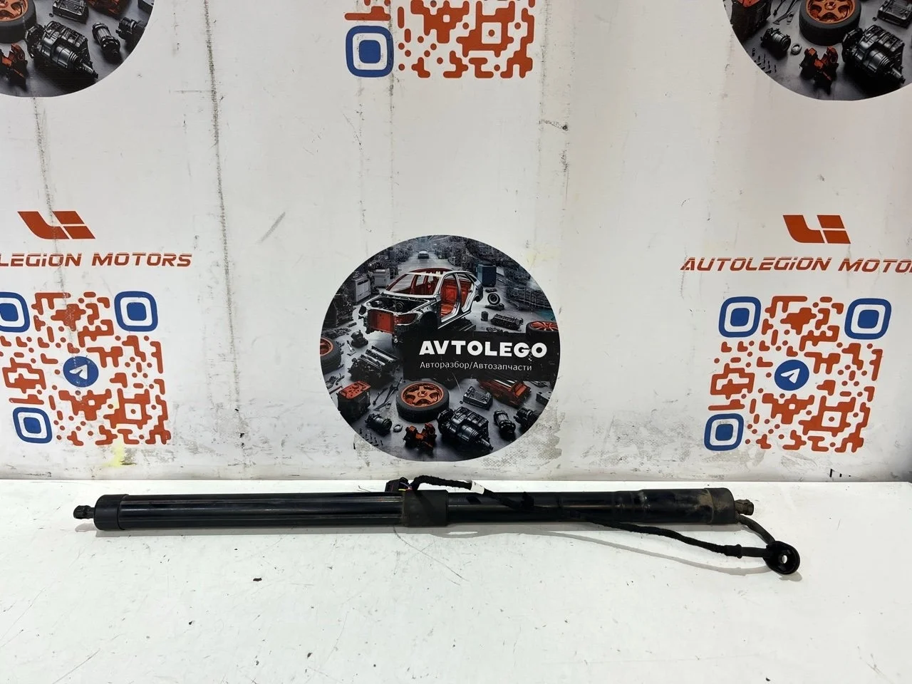 Амортизатор крышки багажника VW Touareg 2013 7P6827851F NF CGRA