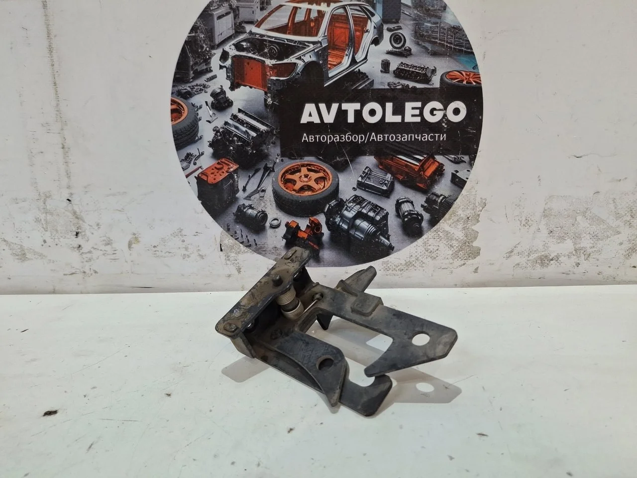 Крючок капота Mercedes benz C300 2009 W204