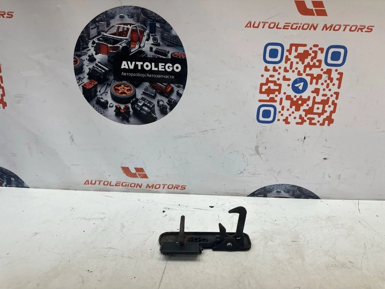 Крючок капота VW Tiguan 2013