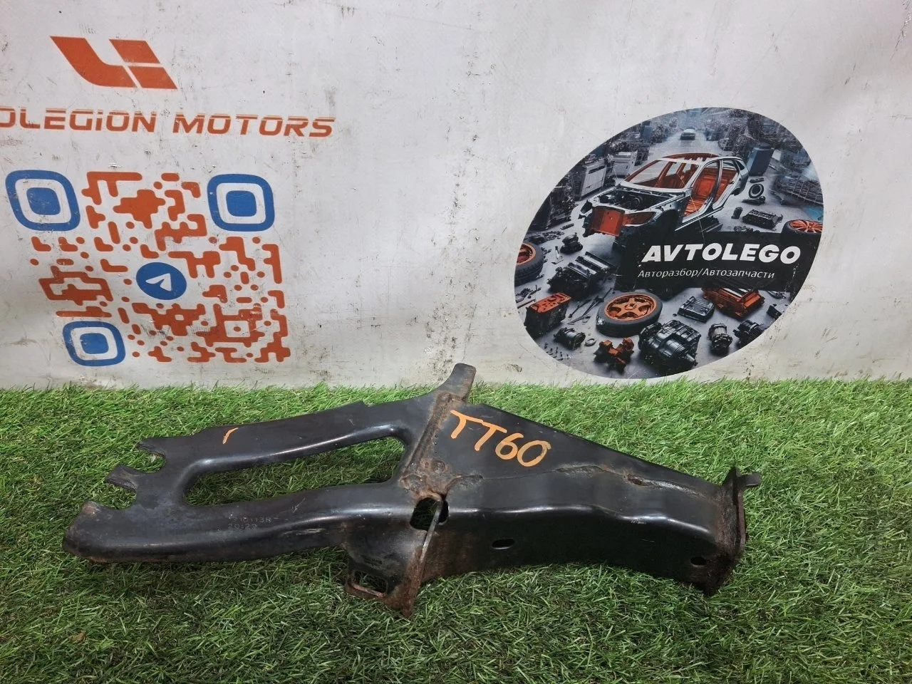 Кронштейн Volvo XC60 2013 30760140 B6304T4, правый