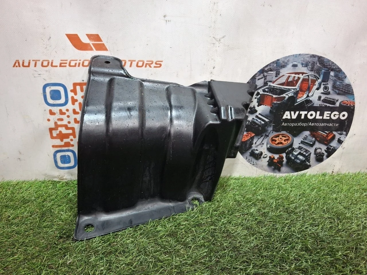 Пыльник двигателя Land Rover Discovery 2011 KRN500042 L319 306DT, правый
